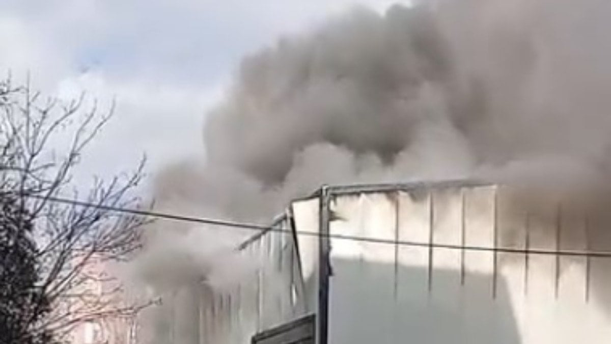 İstanbul'da depoda yangın! Ekipler müdahaleye devam ediyor