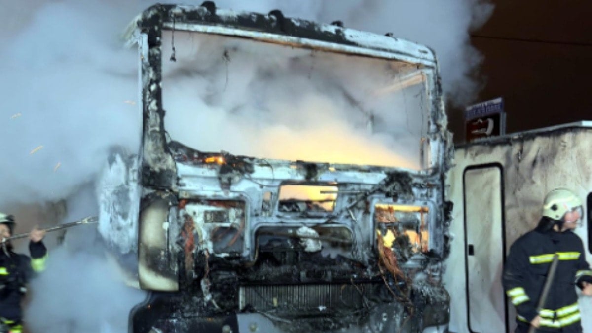 Park halindeki beton pompa aracı yandı