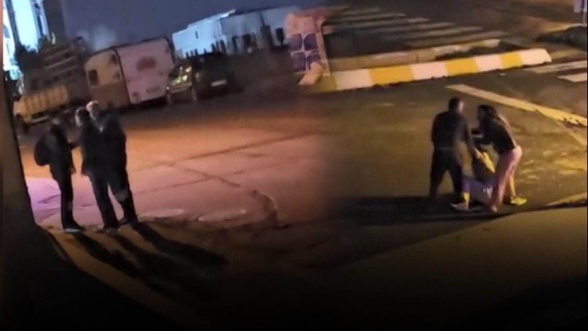 Kaldırımda oturan 2 kadını sokak ortasında tekme tokat dövdü