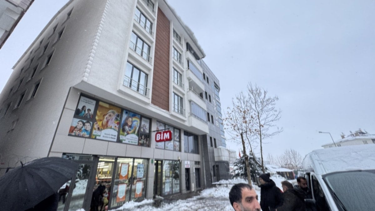 Başına kar kütlesi düşen kadın hayatını kaybetti