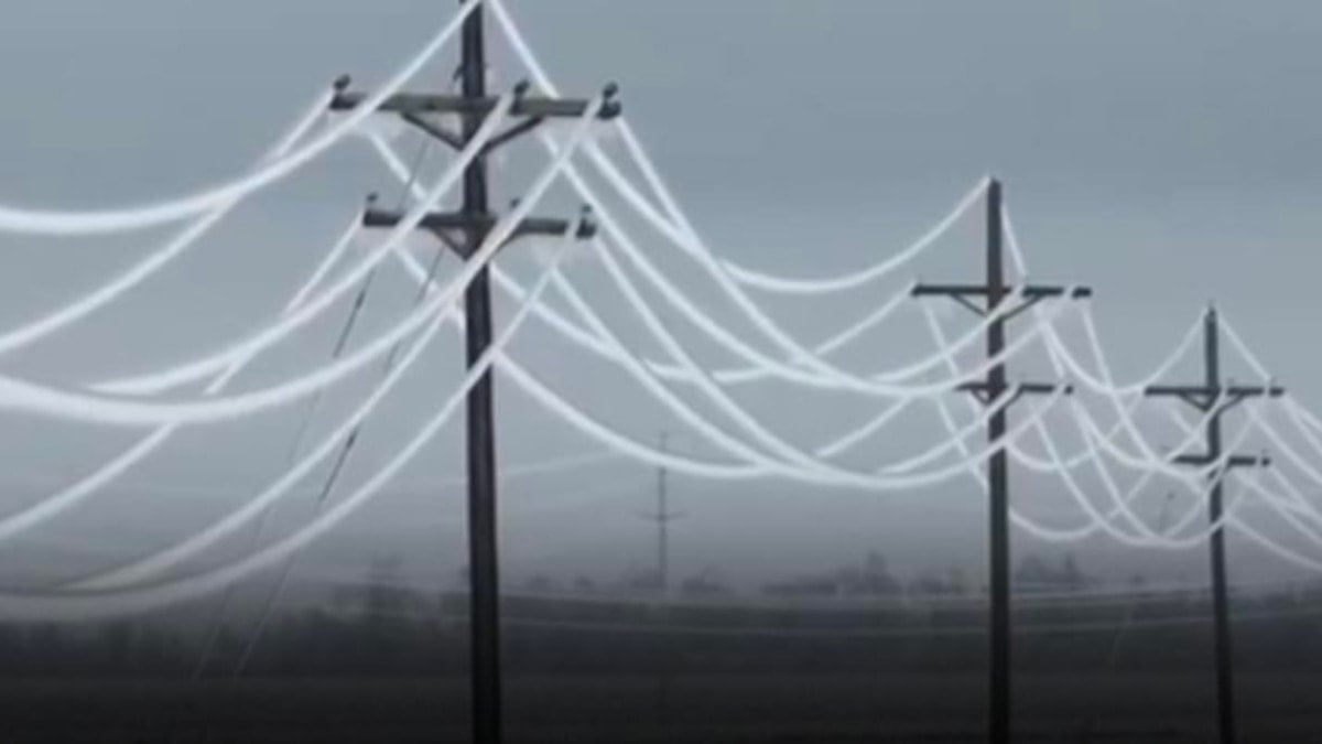 Efekt değil gerçek! Elektrik telleri buz tuttu! Yüzbinlerce insan karanlıkta kaldı