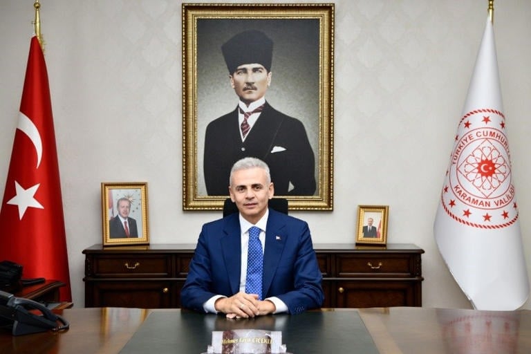 Yeni valinin ilk icraatı Türk Bayrağı'nı kaldırmak oldu! Tepkiler dinmeyince sessiz sedasız yerine koyuldu