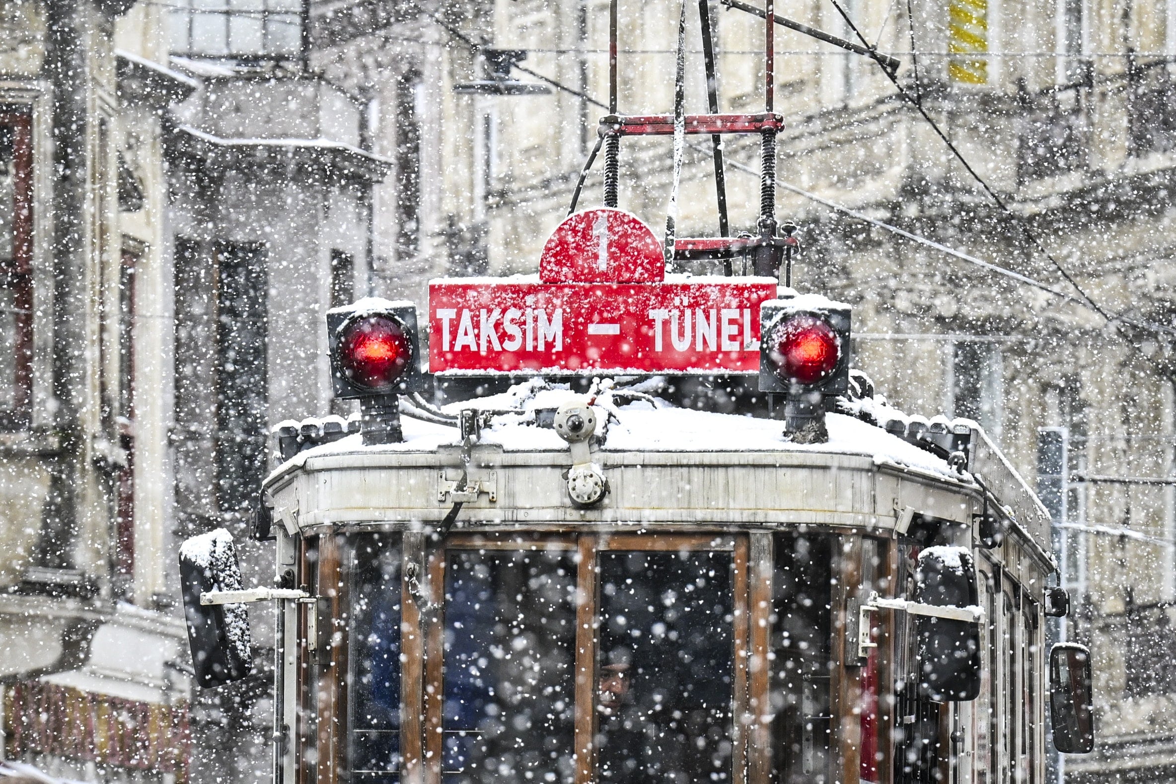 Kar coşkusu Taksim'e de uğradı! Ortaya bu manzara çıktı