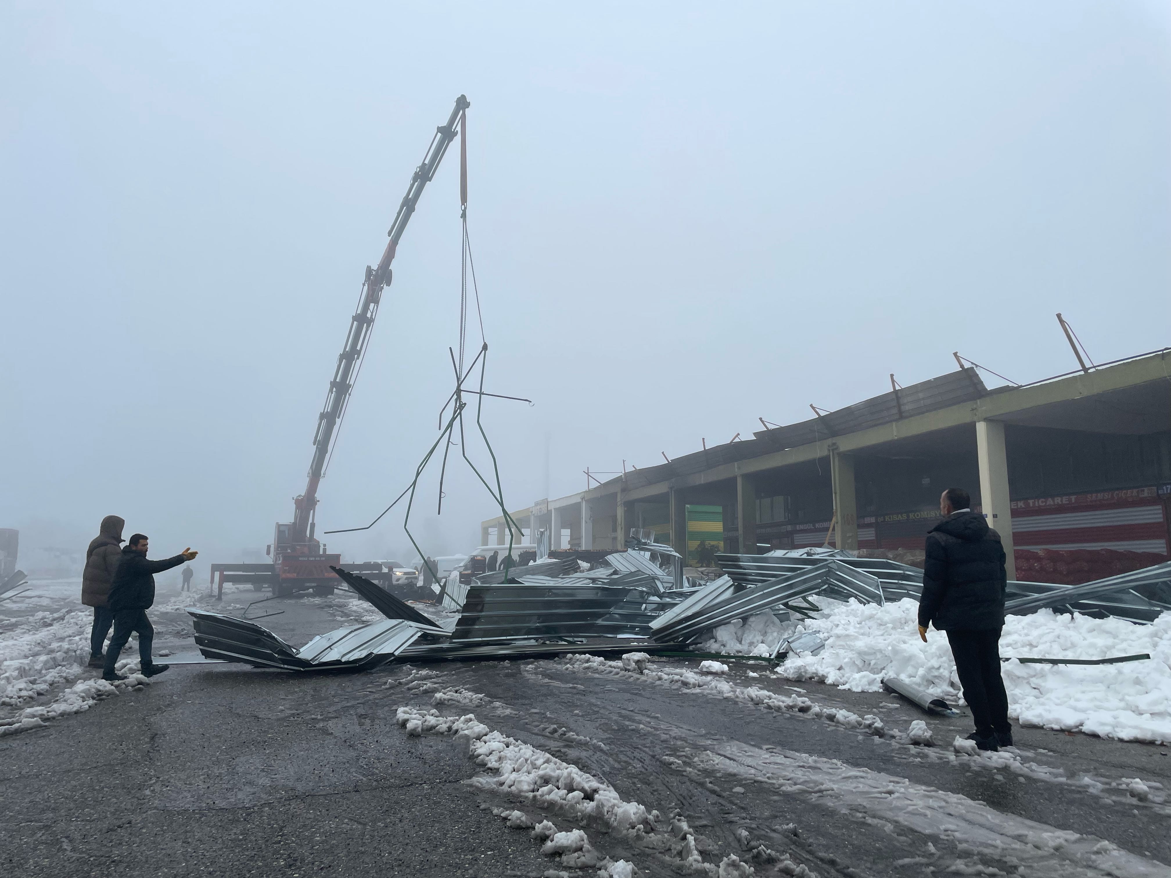 Karın ağırlığını taşıyamayan onlarca iş yerinin çatısı çöktü