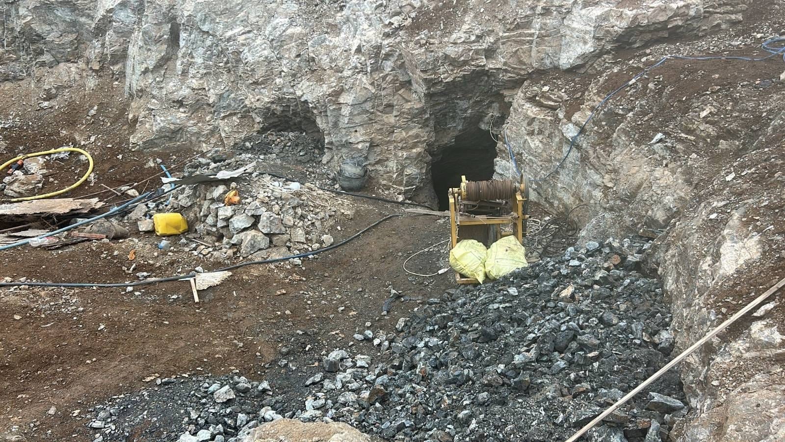 Kaçak krom çıkarırken gözaltına alındılar