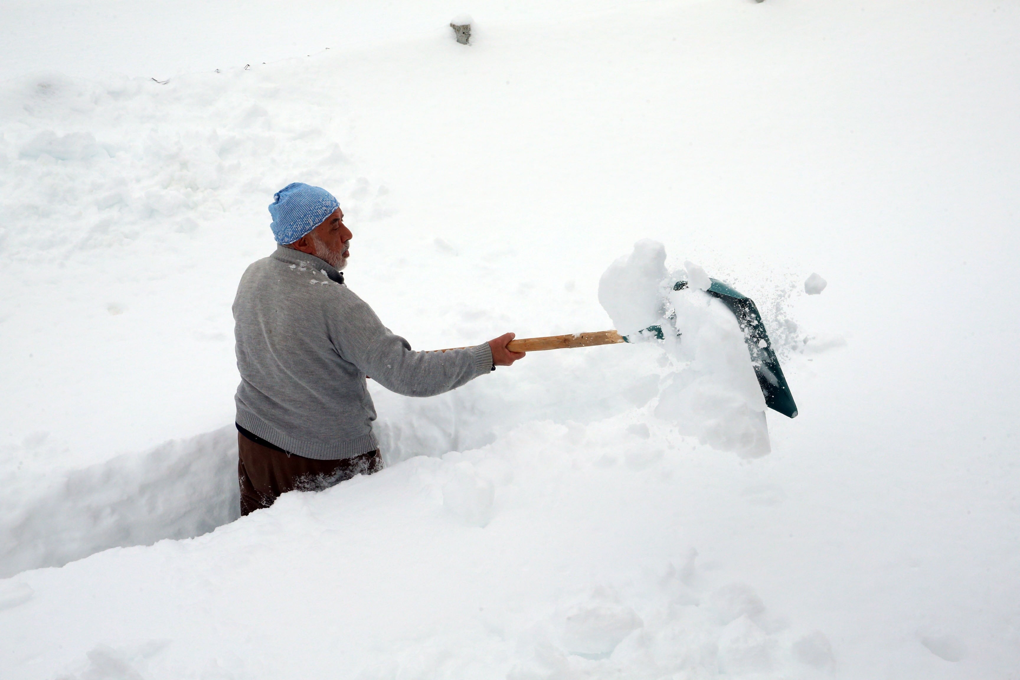 Burası Sibirya değil Türkiye! 2 metrelik karda mesaiye başladılar