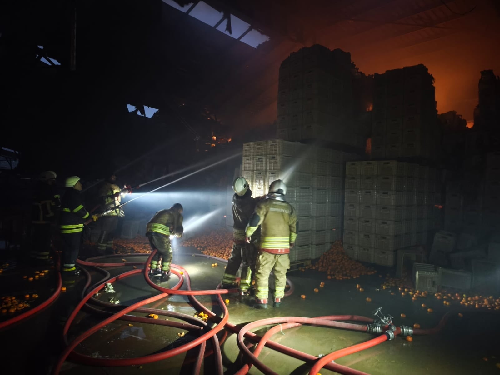 Paketleme tesisinde yangın! 1 işçi hayatını kaybetti