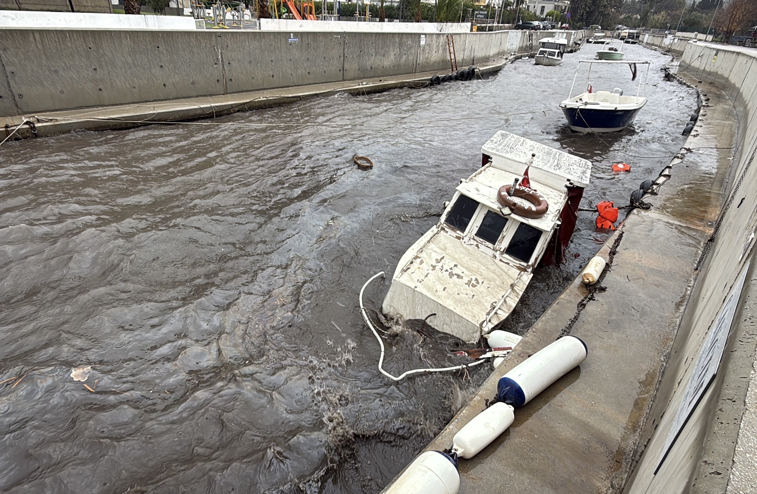 Muğla'da fırtına ve sağanak tekneleri batırdı