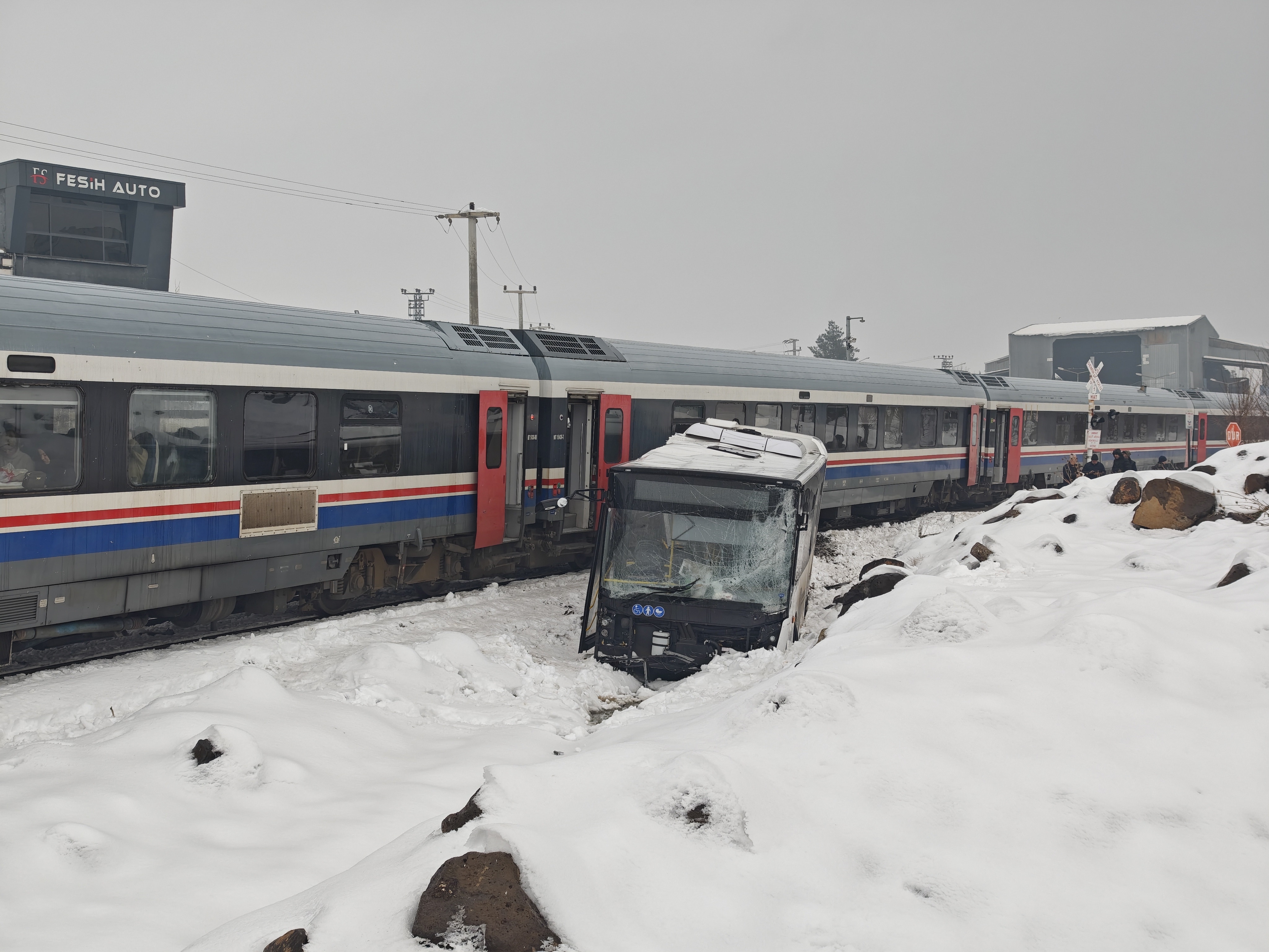 Belediye otobüsü trenle çarpıştı!