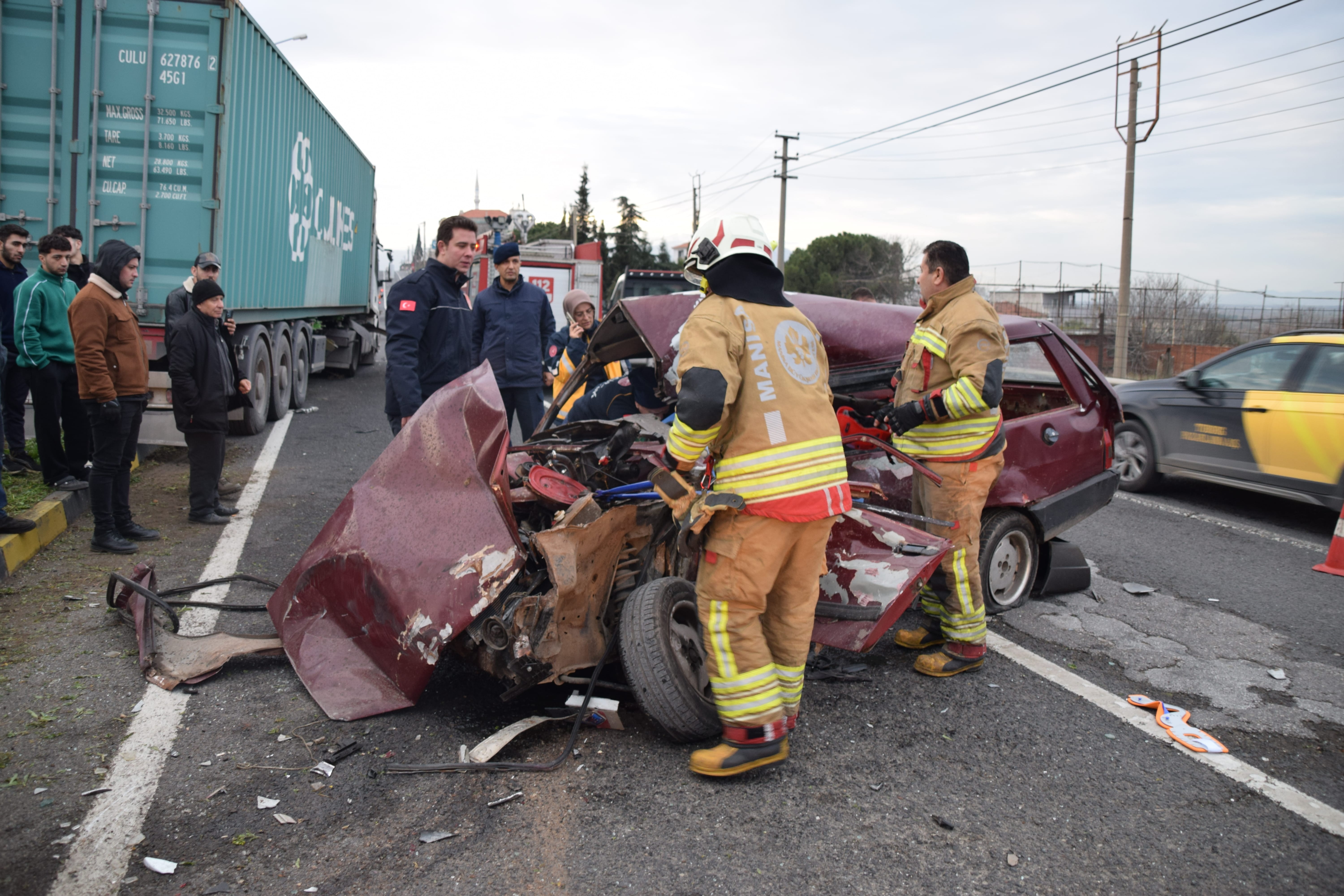 Karayolunda feci kaza! Otomobil kağıt gibi ezildi; 1 ölü