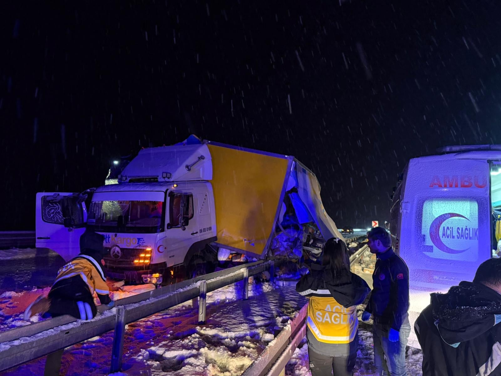 Yolcu otobüsü kamyona çarptı: 9 kişi yaralandı