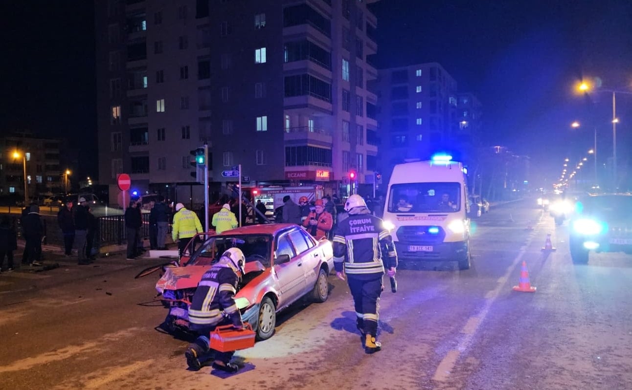 İki otomobil çarpıştı; 4 kişi yaralandı