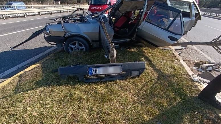 Çöp kamyonuna çarpan otomobil demir yığınına döndü; 1 ölü, 2 yaralı