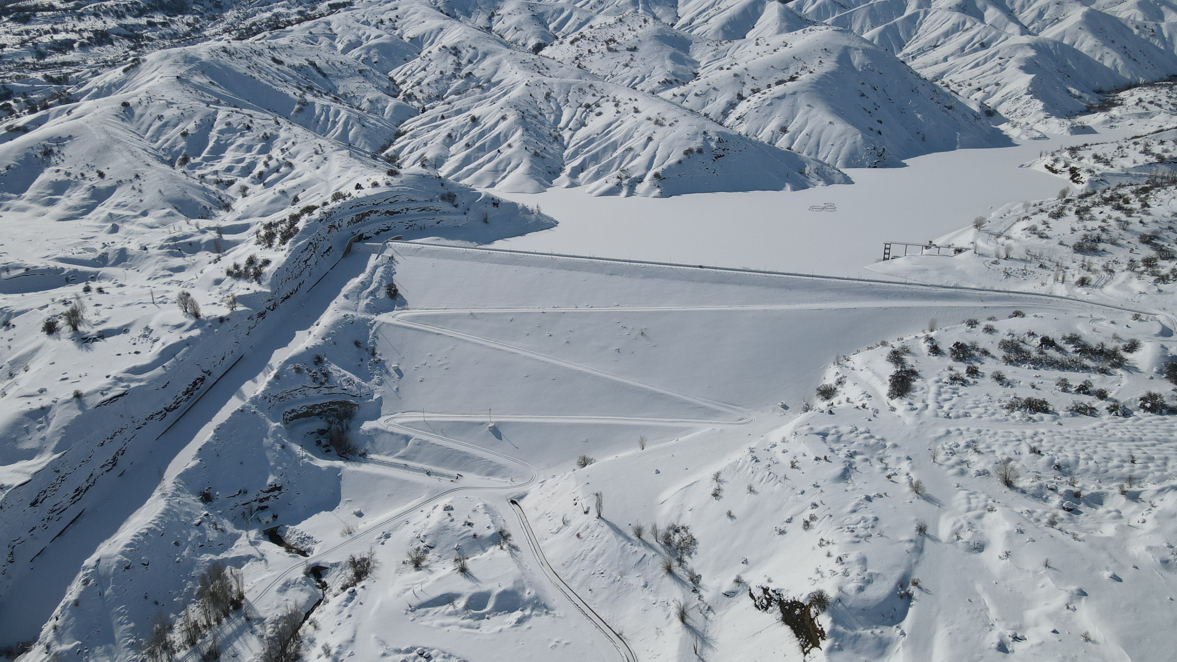 Göyne Barajı soğuk havanın etkisiyle dondu, balık kafesleri buz kütlesinin altında kaldı