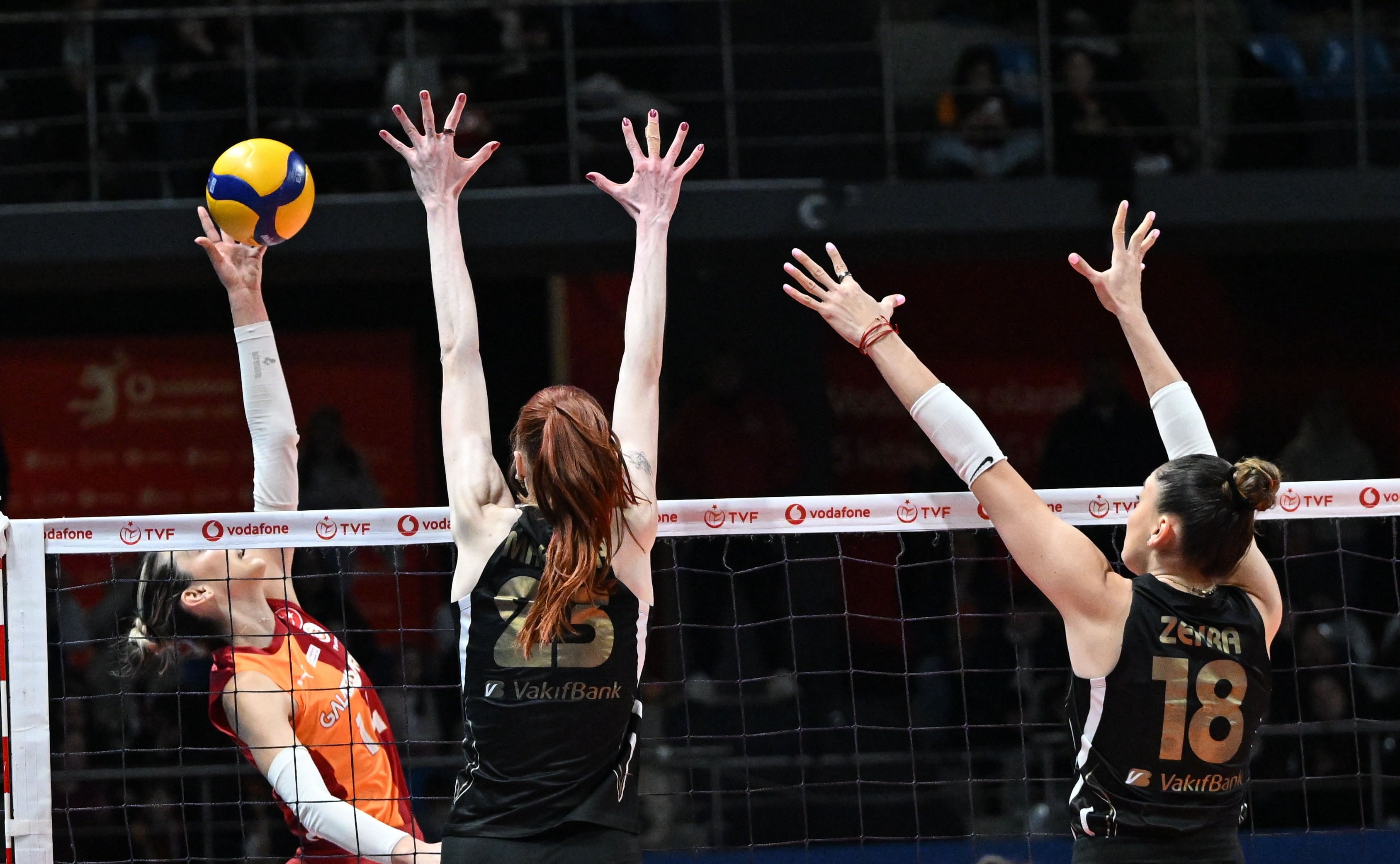 VakıfBank, Galatasaray'a set vermedi