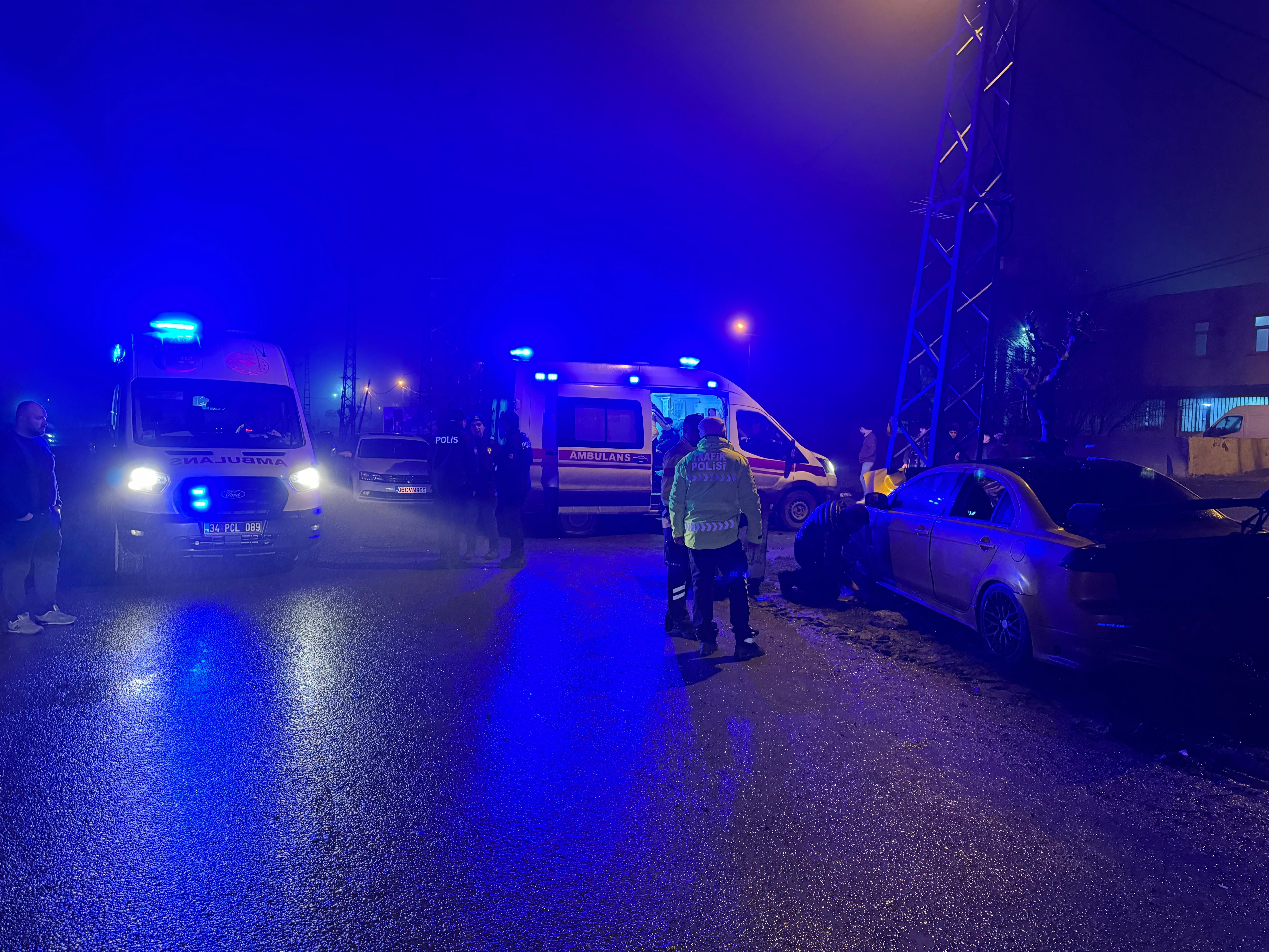 Arnavutköy’de otomobil direğe çarptı: 5 yaralı