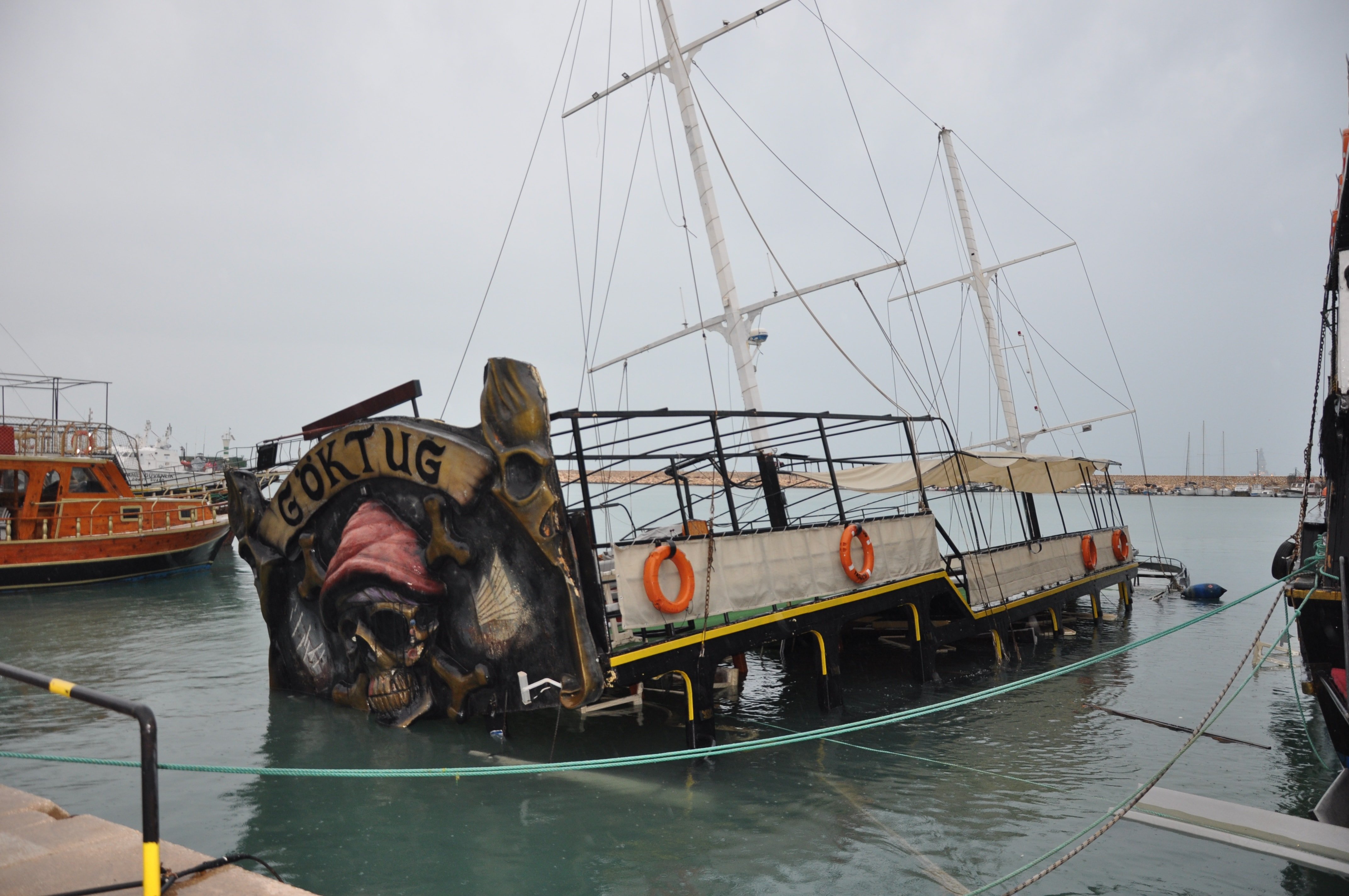 Mersin'de fırtına: Dev tur teknesi battı, balıklar kıyıya vurdu