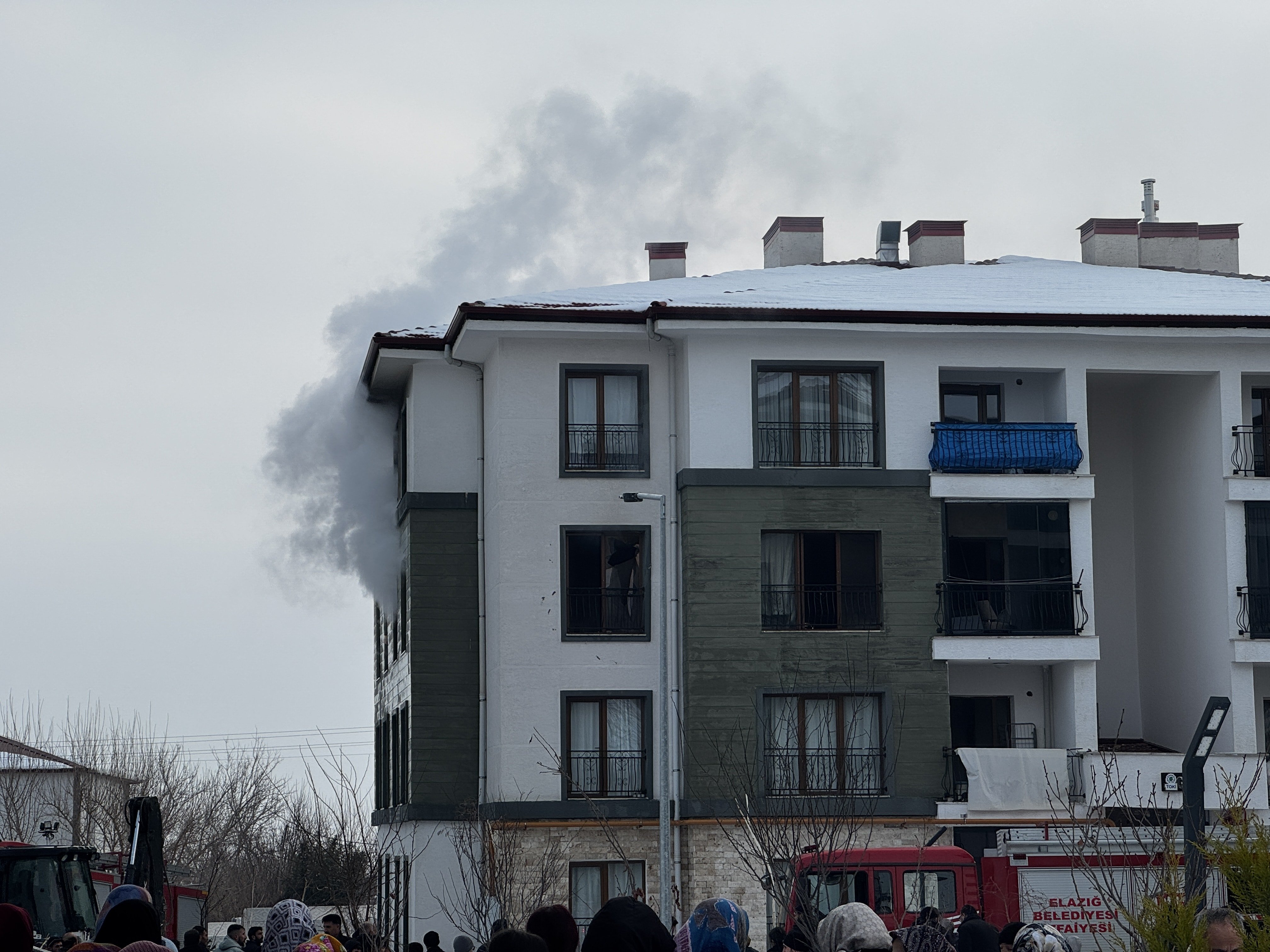 Elazığ'da üç katlı binada yangın: 11 kişi hastaneye kaldırıldı