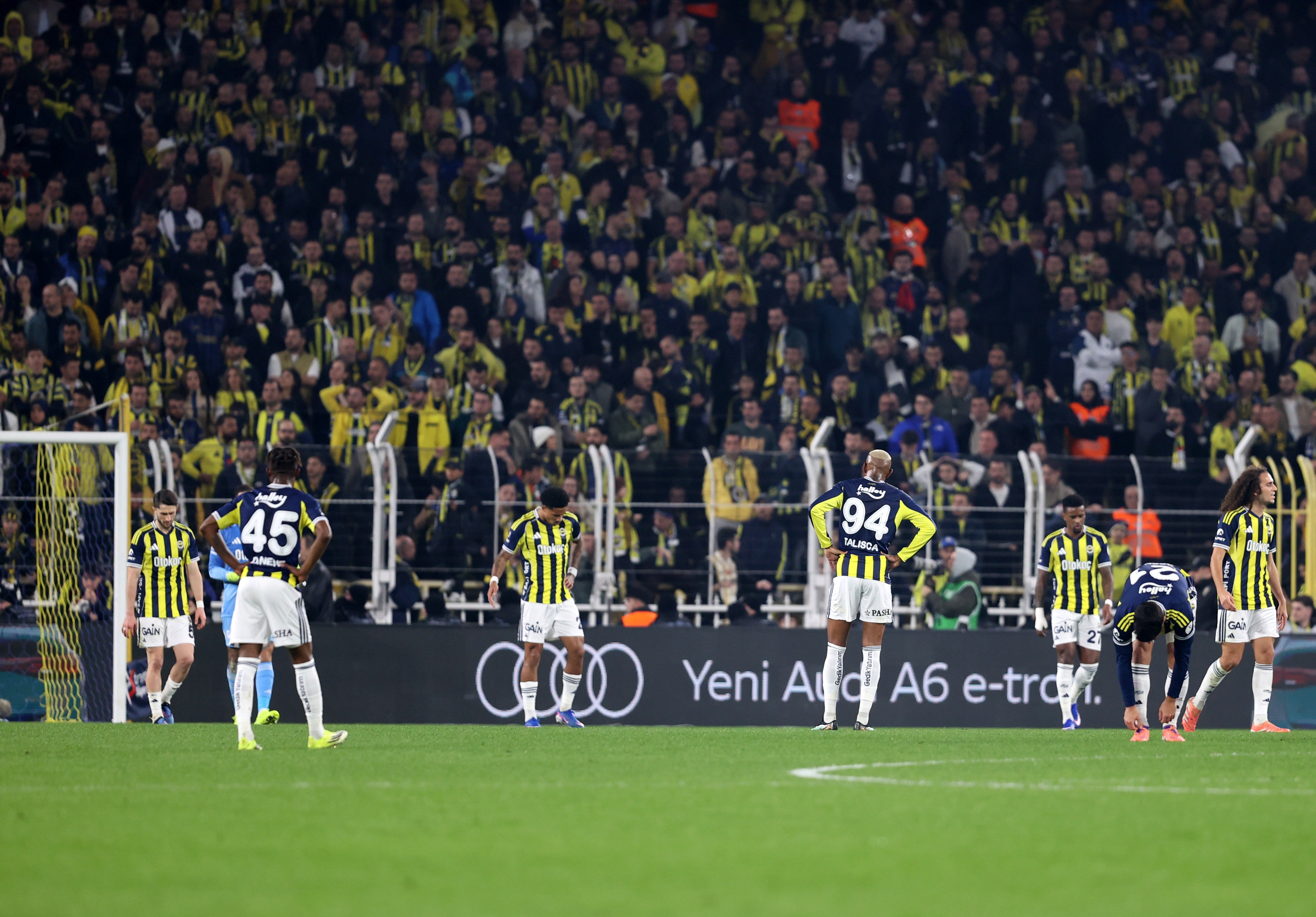 Fenerbahçe zirve yarışında yara aldı