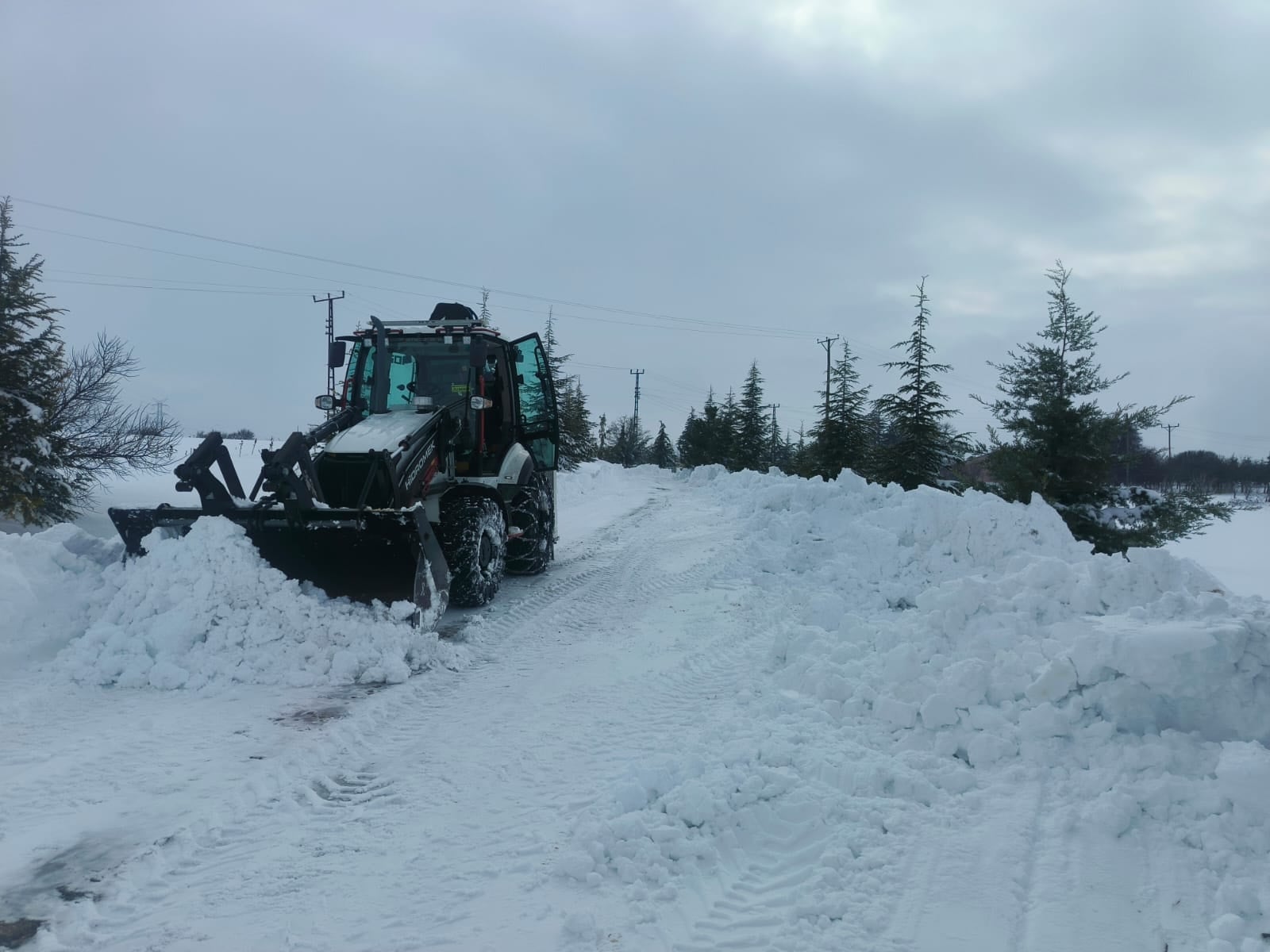 Elazığ'da kar nedeniyle kapanan onlarca köy yolu ulaşıma açıldı