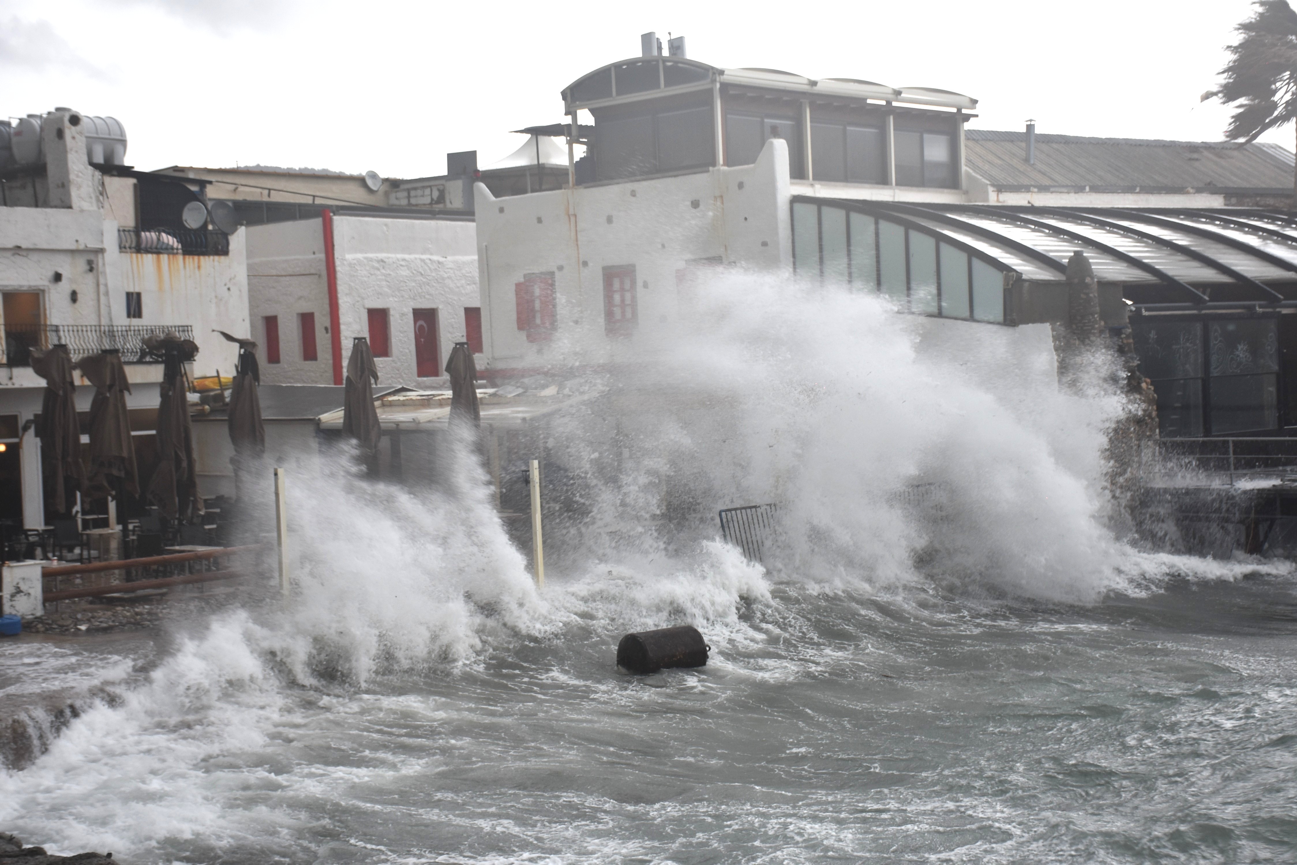 Muğla'da rüzgar etkili oldu! Tekneler yan yattı