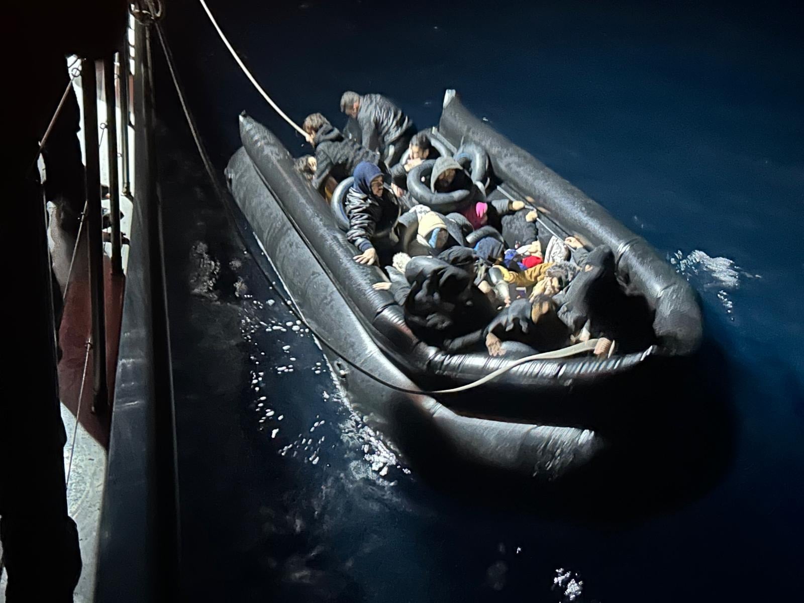 İzmir açıklarında can pazarı: Sürüklenen bottaki düzensiz göçmenler kurtarıldı