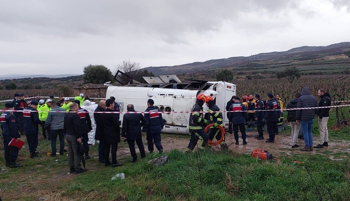 Denizli'de yolcu midibüsü devrildi: 25 yaralı!