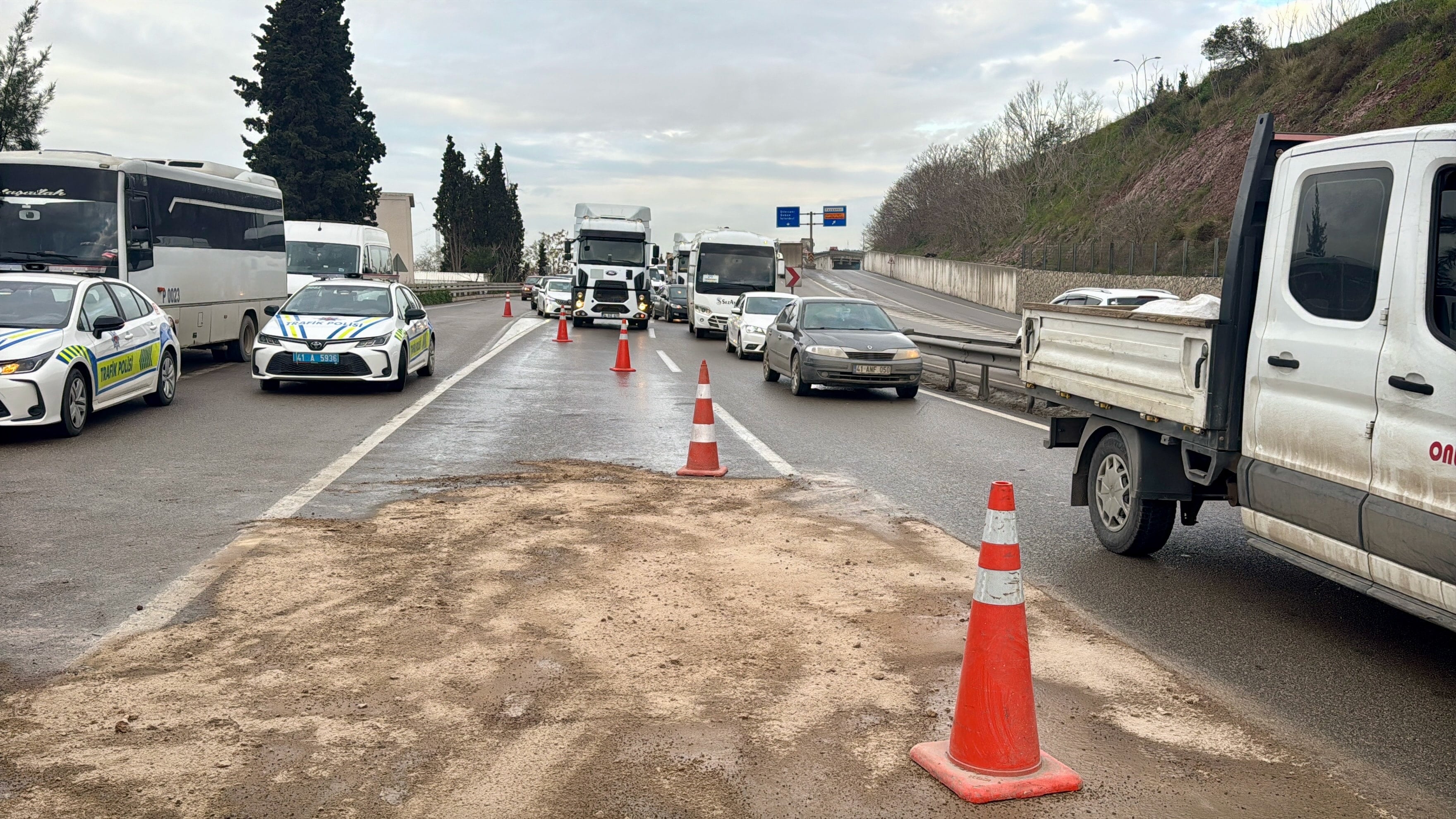 Kocaeli’de 3 araç çarpıştı, 7 yaralı