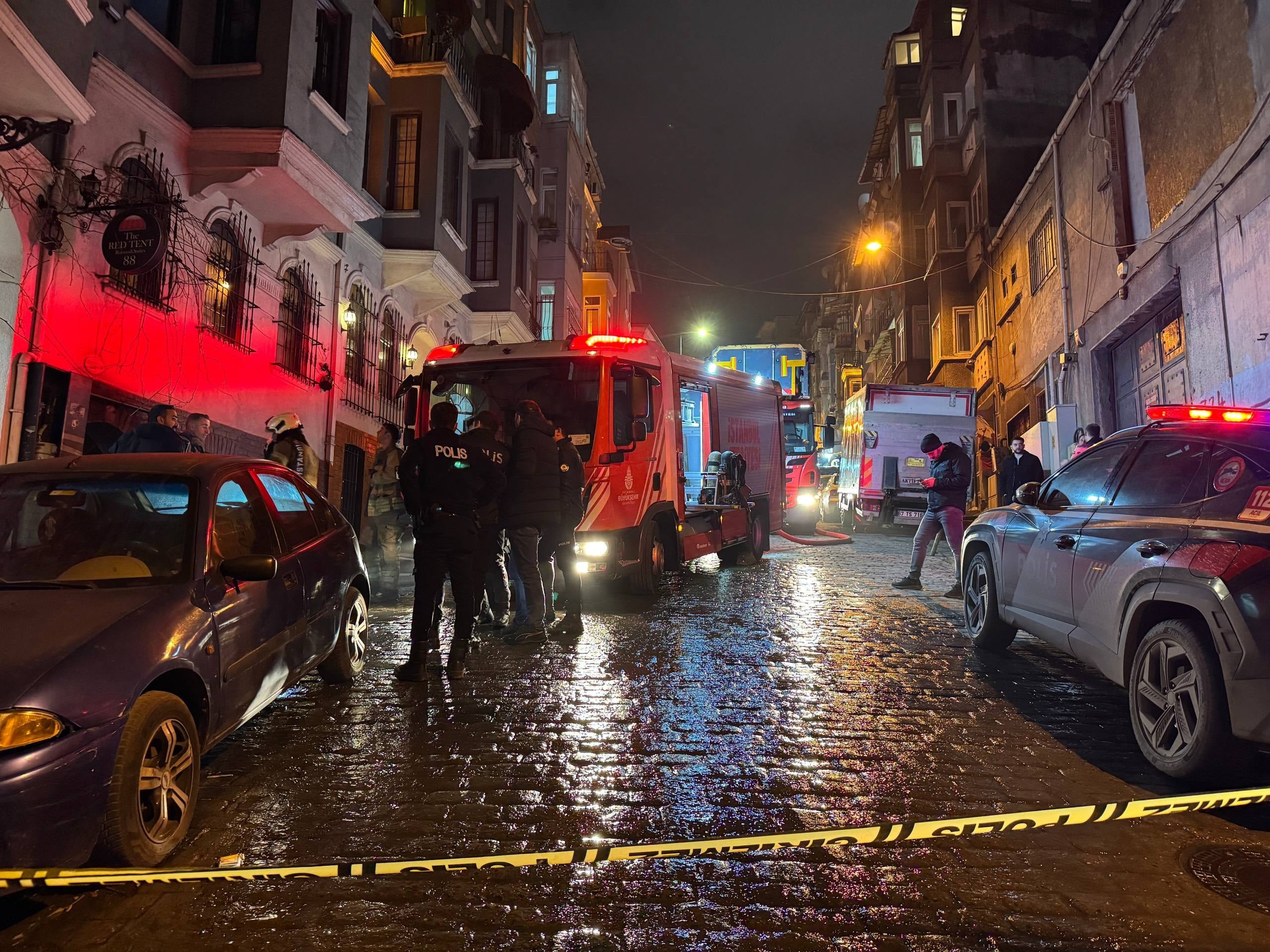 Beyoğlu'nda bir otelin girişinde yangın