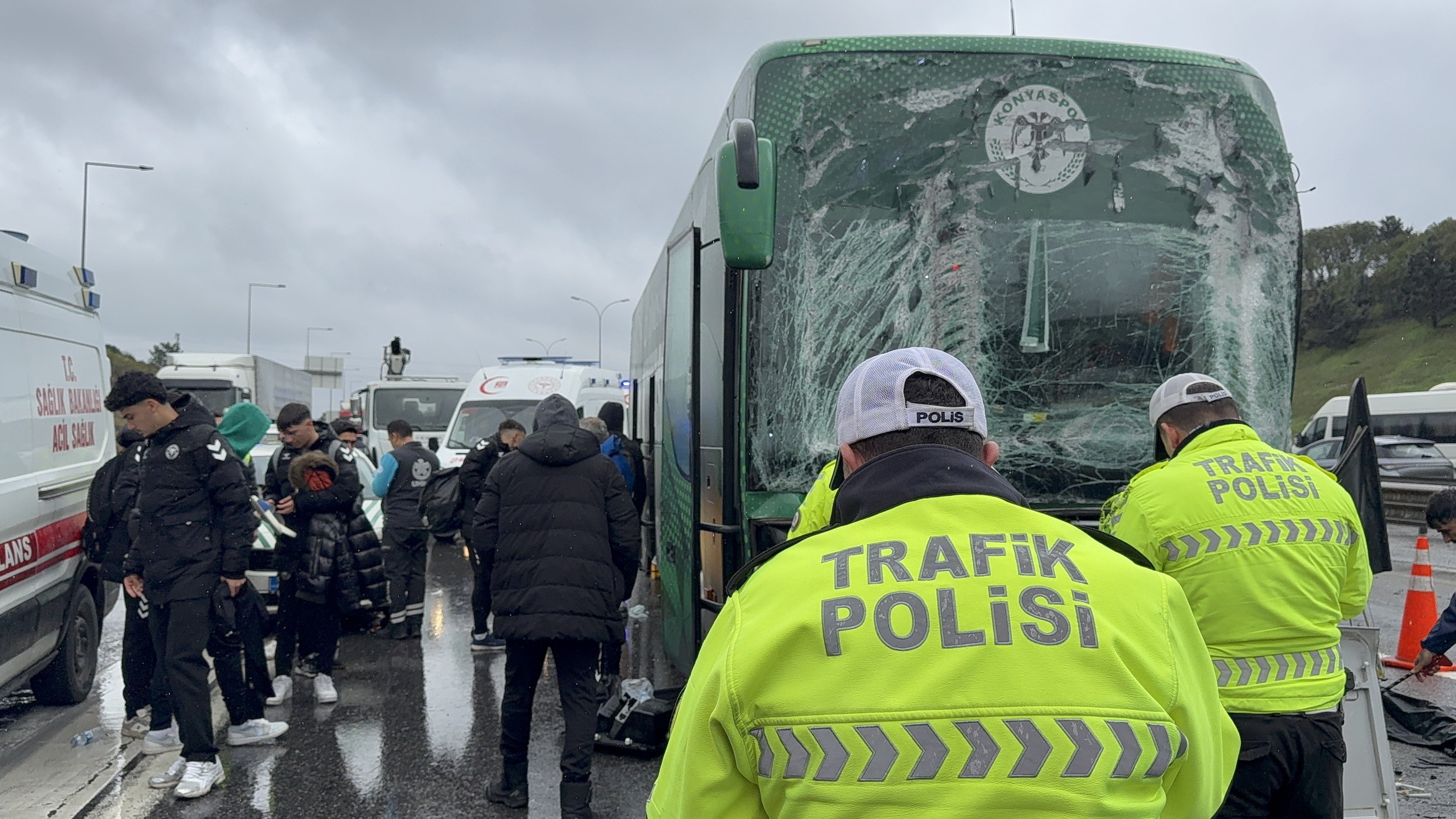 Beşiktaş maçı için İstanbul'a gelen Konyaspor U-19 takım otobüsü kaza yaptı