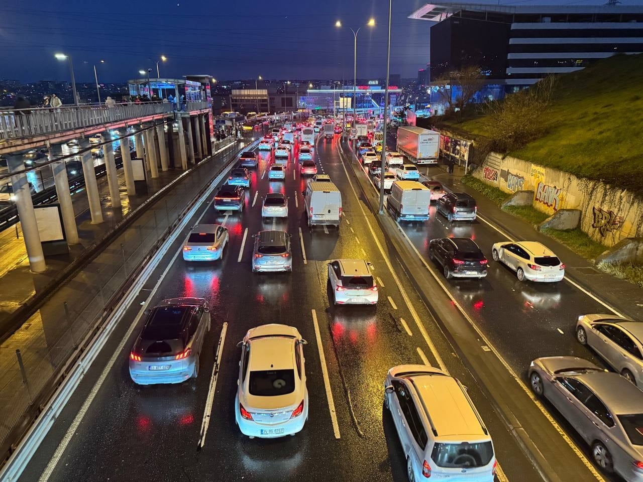 İftara yetişebilmek için yola çıkanlar trafiğe takıldı