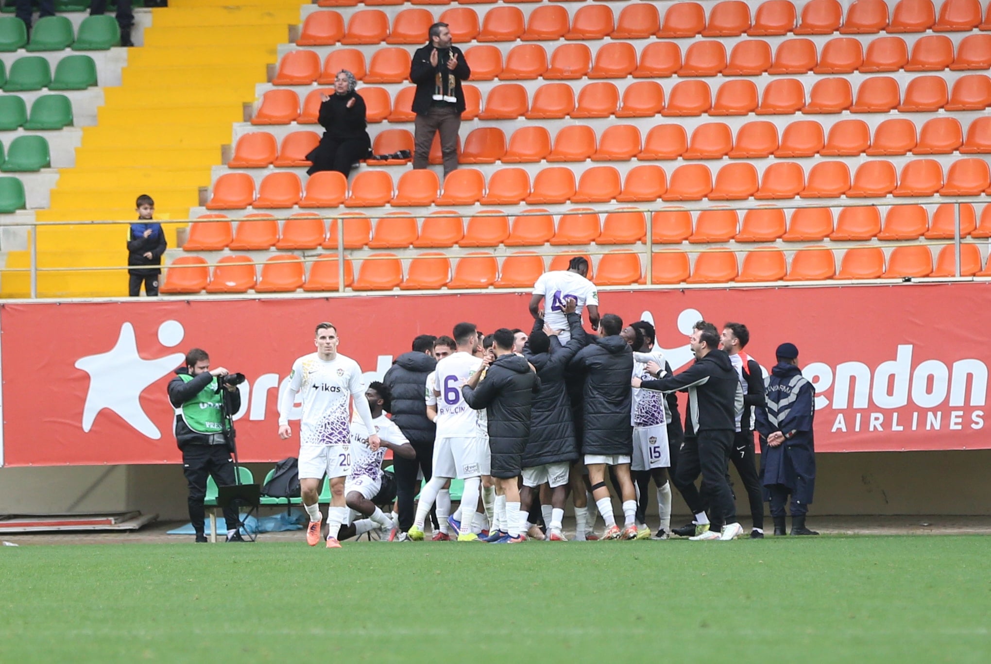 İkinci yarı geri döndü, düşme hattından çıktı