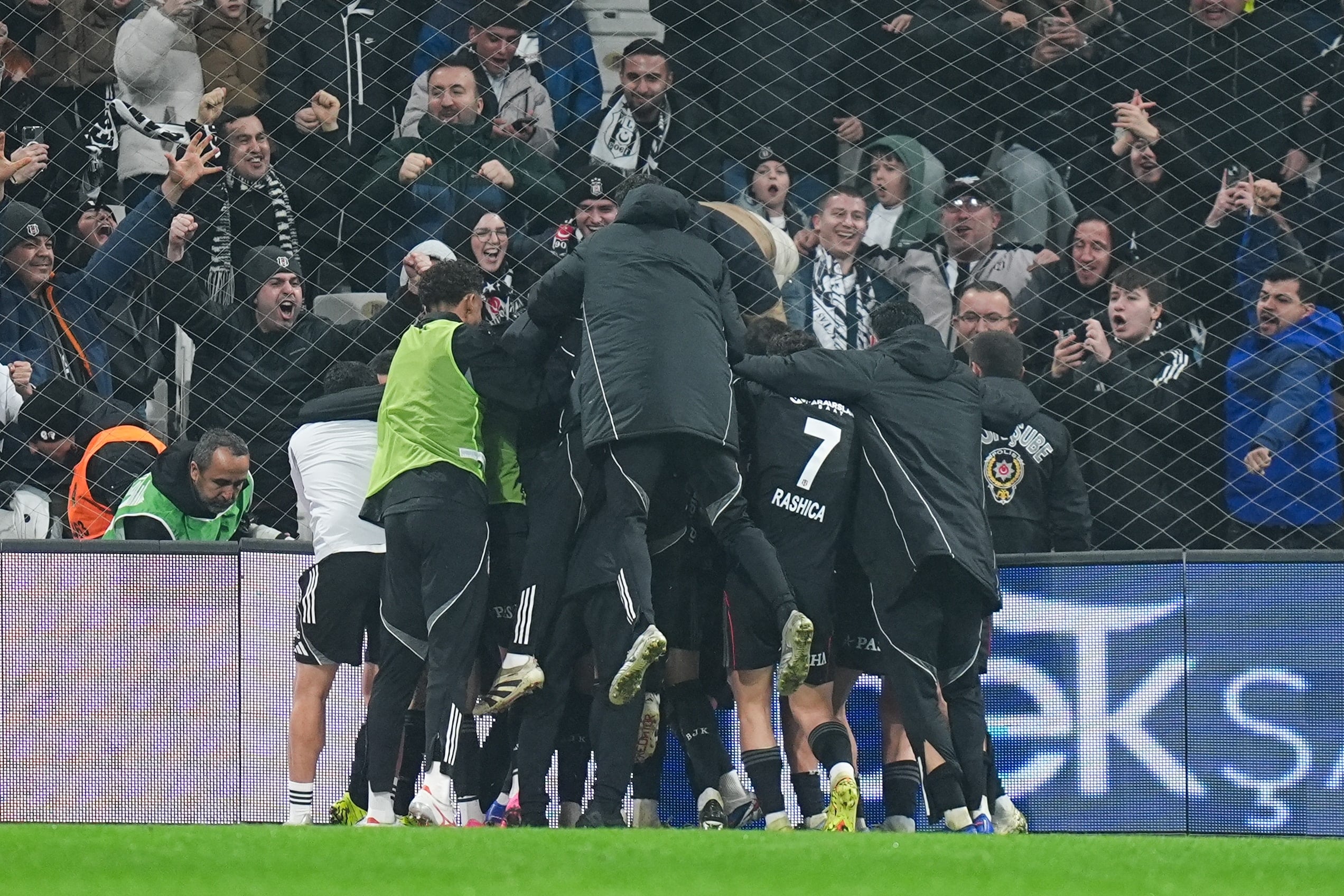 Protesto altında üç puan! Seri 9 maça çıktı