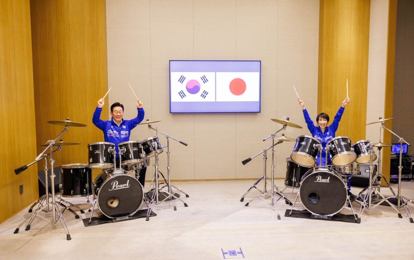 İki ülkenin lideri bateride düet yaptı! Başbakan eski metalci çıktı