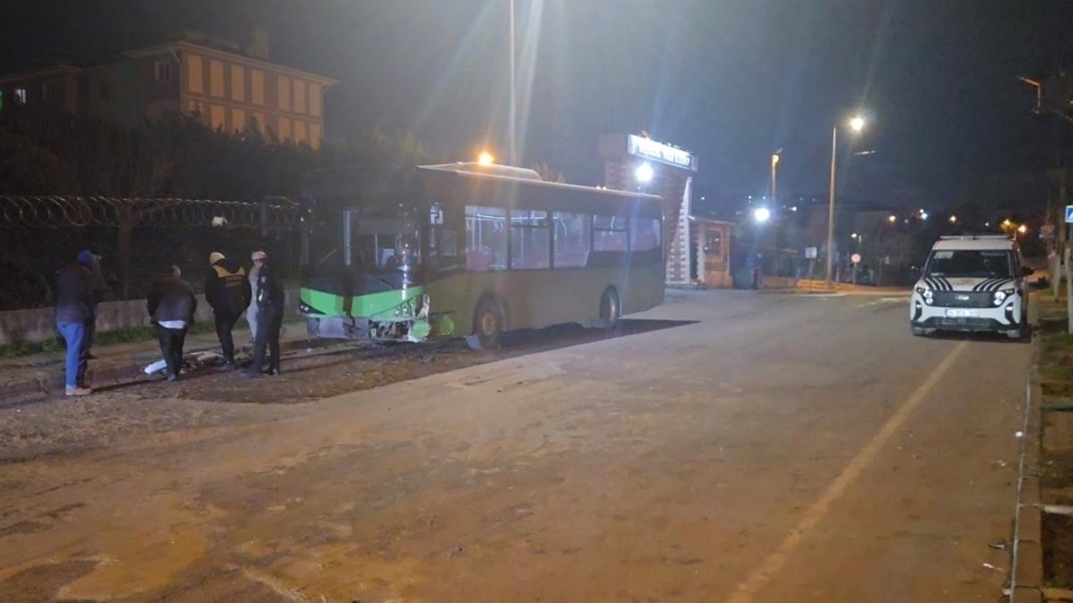 Arnavutköy’de otomobil ile özel halk otobüsü çarpıştı! 4 yaralı