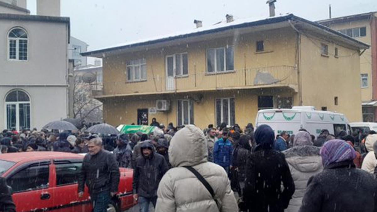 İzmir’de aracında cesedi bulunan genç müteahhit toprağa verildi