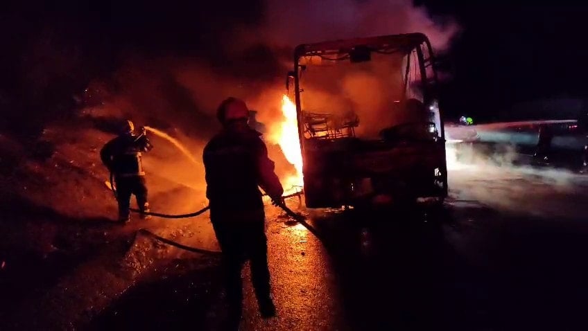 Seyir halindeki yolcu otobüsü alev topuna döndü