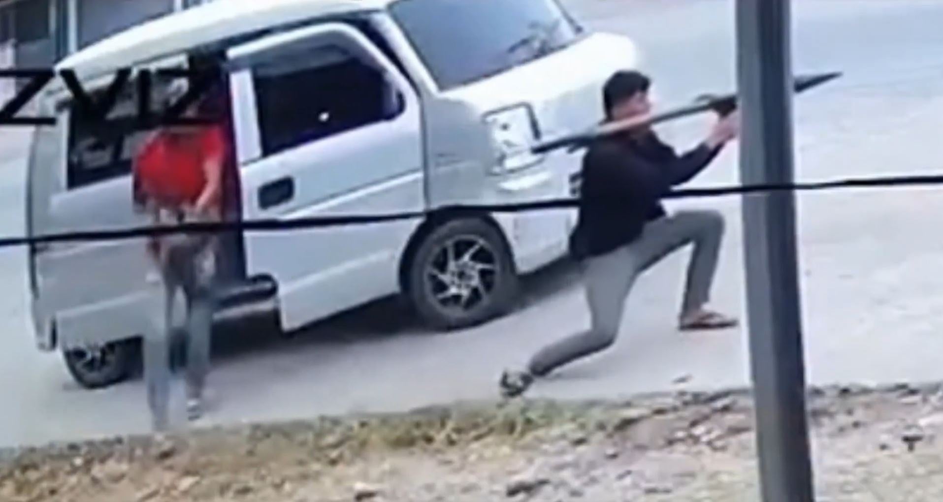 Belediye başkanına aracın içindeyken roket attılar! Burnu bile kanamadı