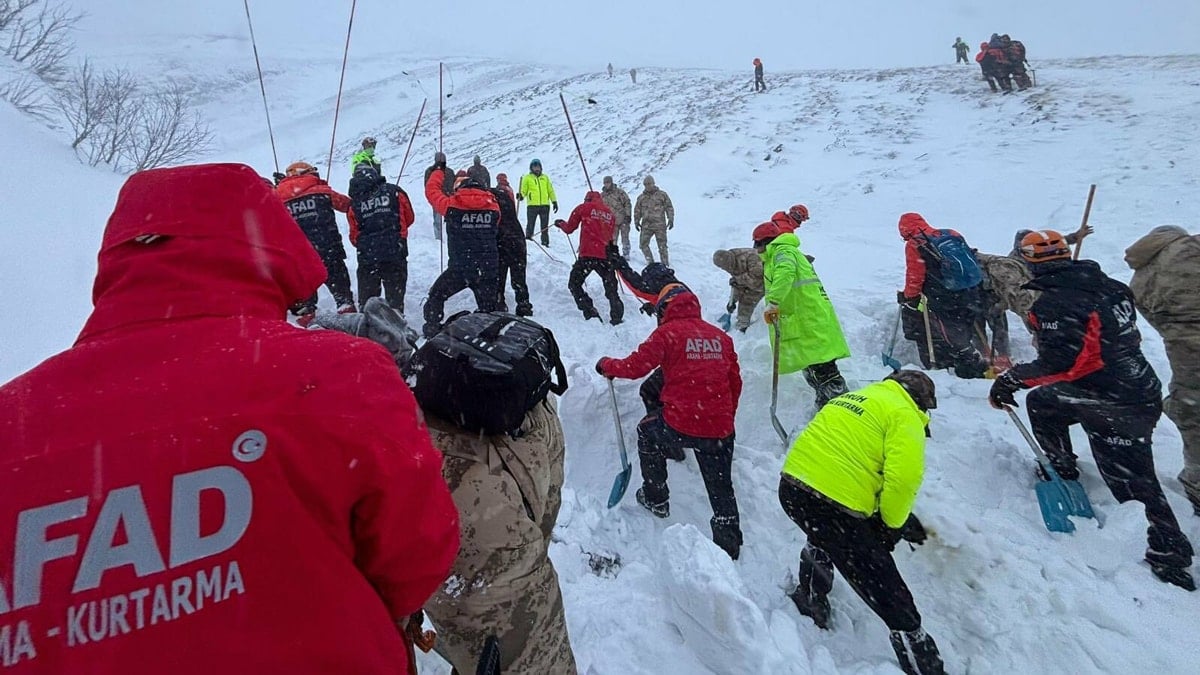 Yoğun kar hayatı felç etti, 2 bin 688 kişi mahsur kaldı