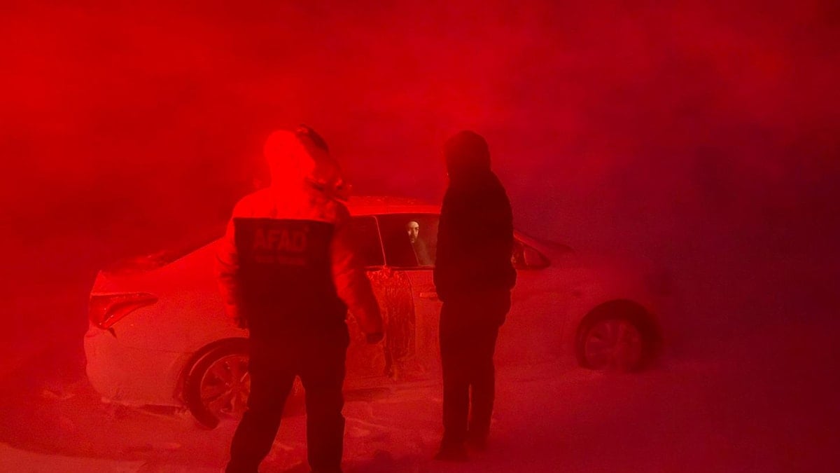 Karda mahsur kalan 6 kişi kurtarıldı