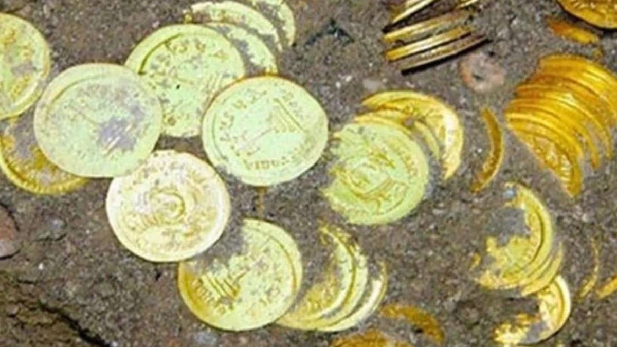 Bahçede çalışırken servet buldu: Topraktan altın dolu hazine çıktı