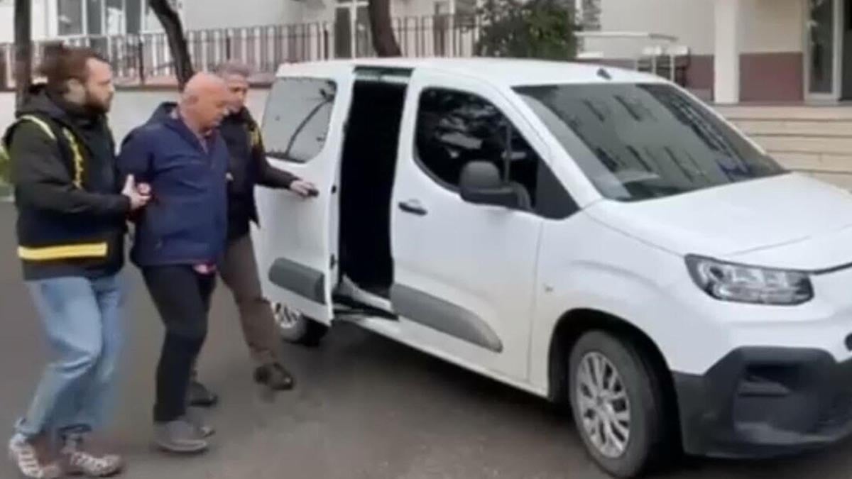İş insanlarına şantaj yapan eski emniyet amiri para alırken suçüstü yakalandı