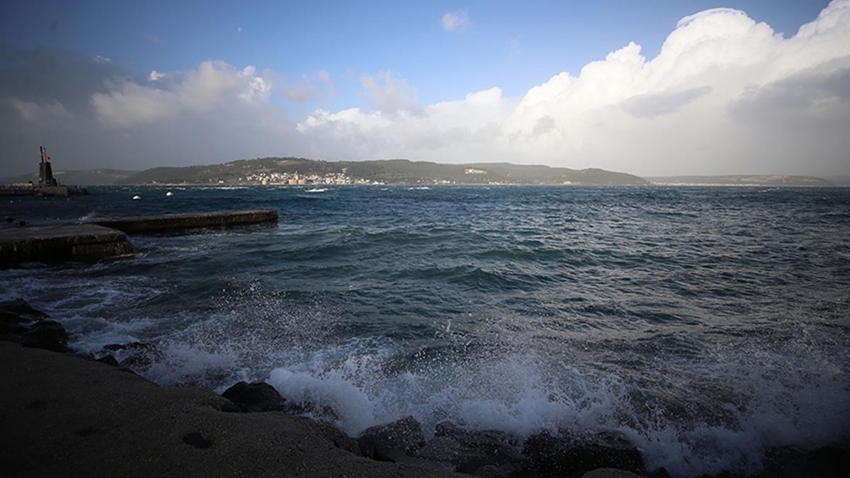 Çanakkale Boğazı’nda fırtına nedeniyle gemi geçişleri durduruldu