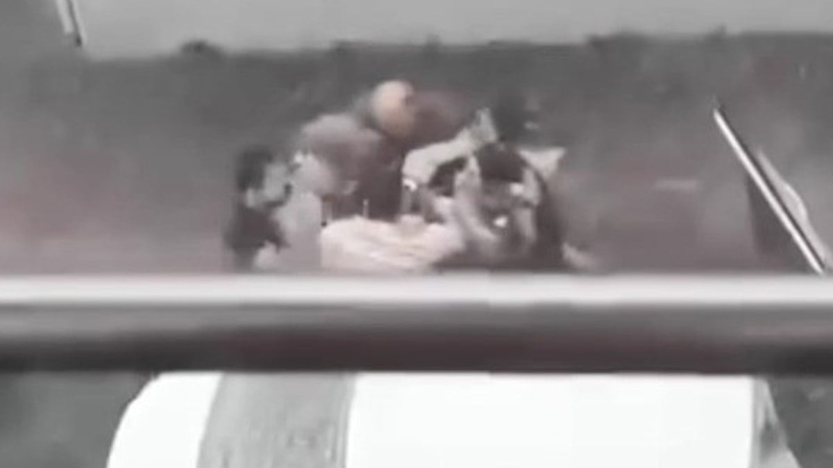 Trafikteki kavgayı kucağındaki çocukla ayırdı