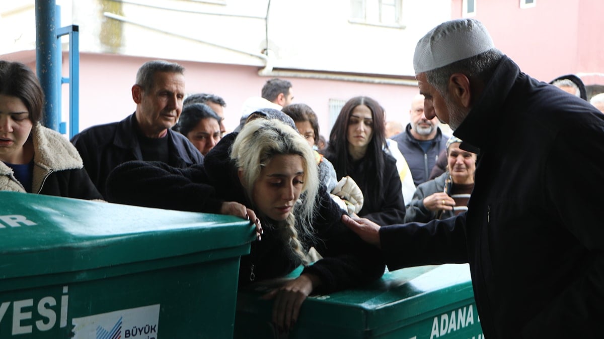 Bir annenin en acı vedası: Fenomen babanın öldürdüğü iki kardeş yan yana toprağa verildi