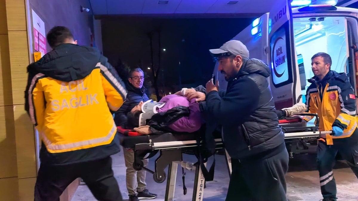 Yolun karşısına geçmeye çalışan anne ve kızına minibüs çarptı