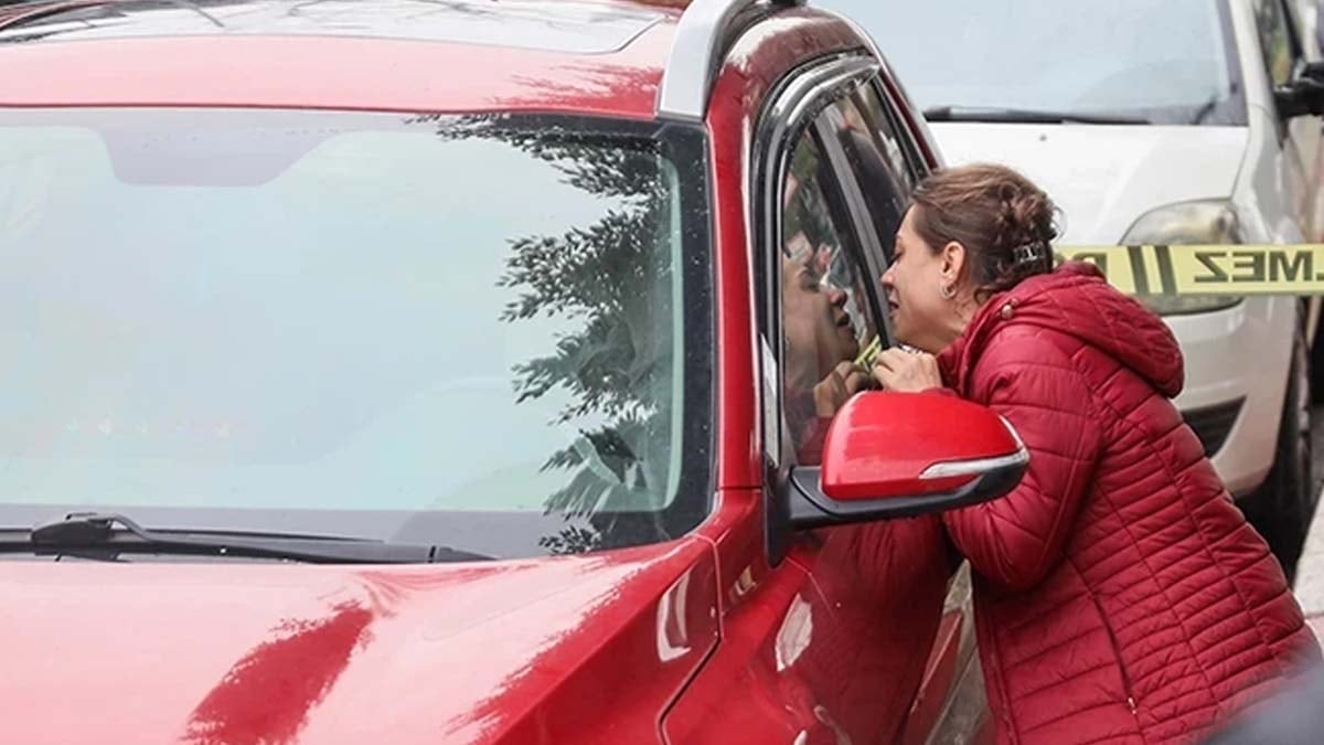 Eşinin ölü bulunduğu aracın camlarını yumrukladı: Ne olur kalk aşkım!