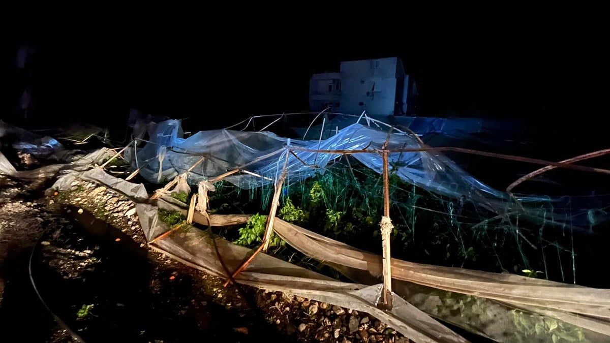 Antalya'nın 4 ilçesini hortum vurdu