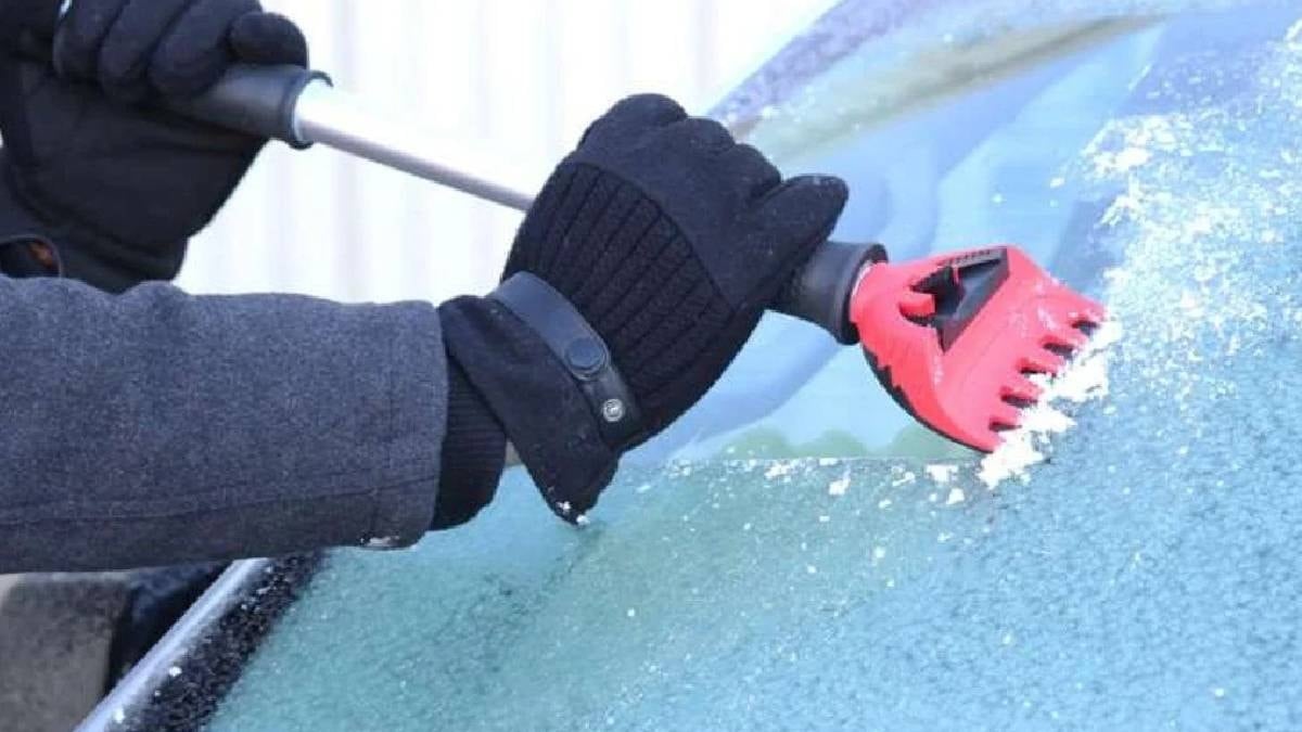 Kazıyıcı veya kaynar su kullanmadan araba ön camındaki buzu temizlemenin en güvenli yolu