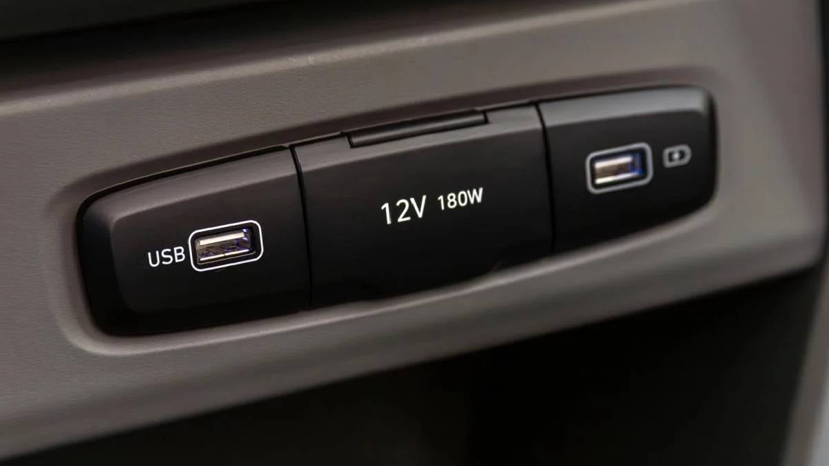 Bu küçük USB cihazını aracına takan yandı: Sistem anında çöküyor